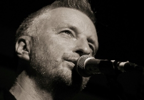 Billy Bragg to perform in ‘one-man Clash mode’ for Bridges Not Walls tour this fall