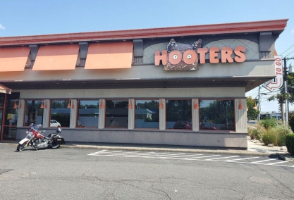 Long Island Blogger: Hooters